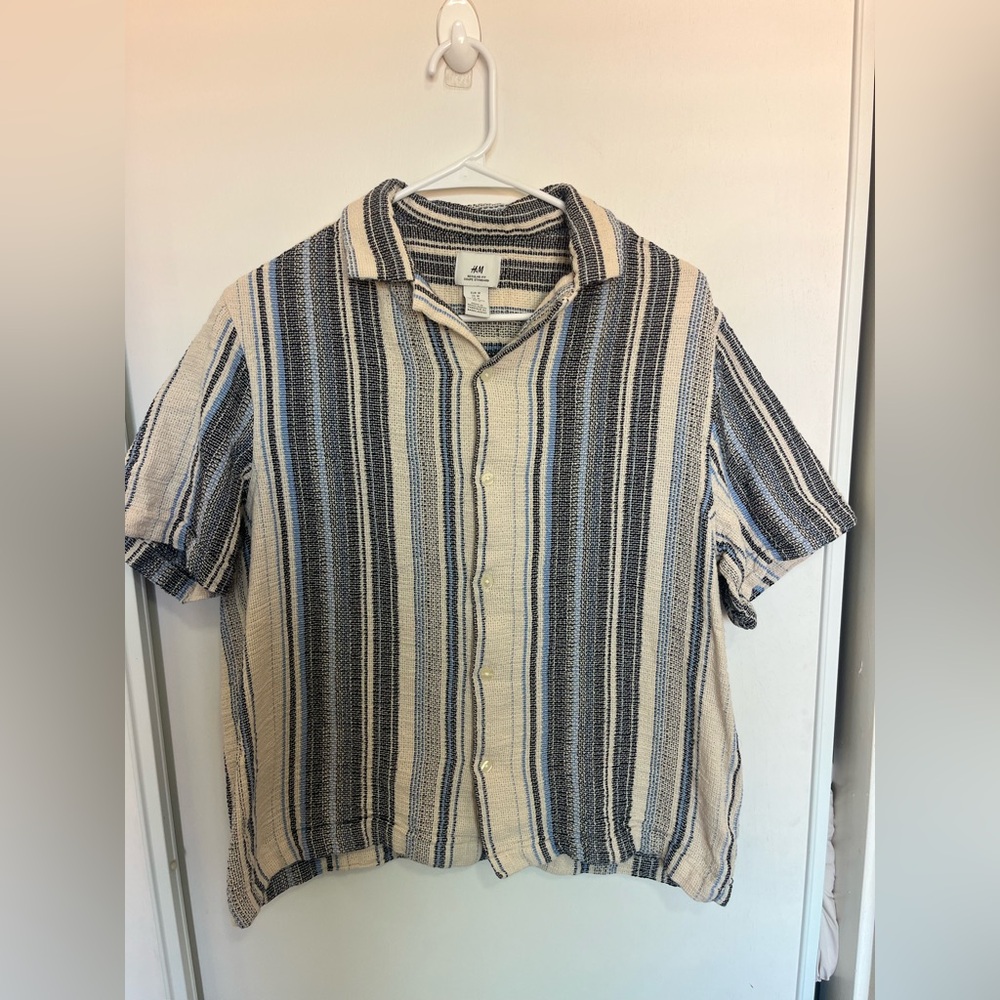 H&M Men's Short Sleeve Button-Up Shirt, Regular‎ Fit, Size Medium, Blue Striped